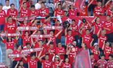 瓦力官网-精彩足球比赛赛场上运动员内心激动，发自内心的奋斗的简单介绍