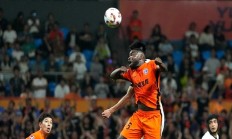 瓦力棋牌-鲁能队员表现出色，助球队轻松赢下比赛