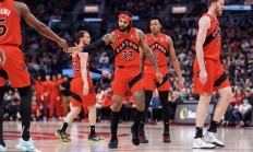 瓦力棋牌入口-雄鹿主场力克猛龙，晋级东部决赛