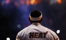 瓦力棋牌app-拉文末节狂飙演逆转神话，广东队擒上海诠释关键先生真义