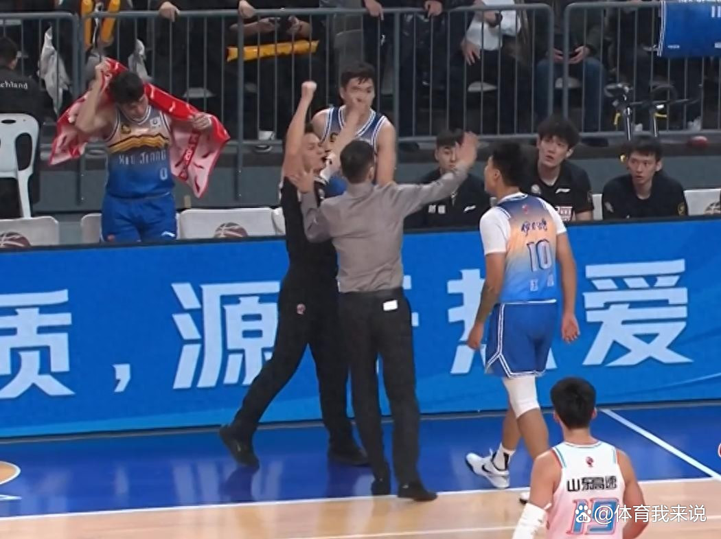 激烈对抗展现球队实力,球员拼搏精神可嘉的简单介绍 激烈对抗展现球队实力,球员拼搏精神可嘉的简单介绍