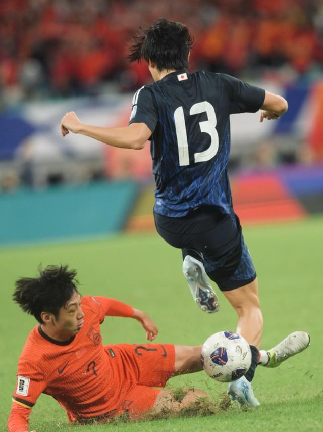 防守方面球员拼尽全力保全球门