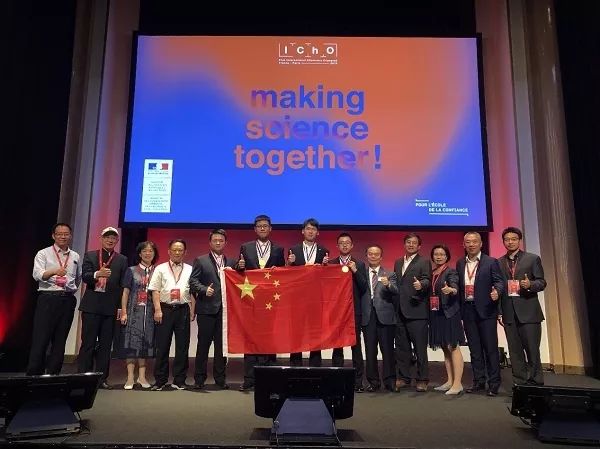 波兰队在国际比赛中赢得胜利展现团队精神