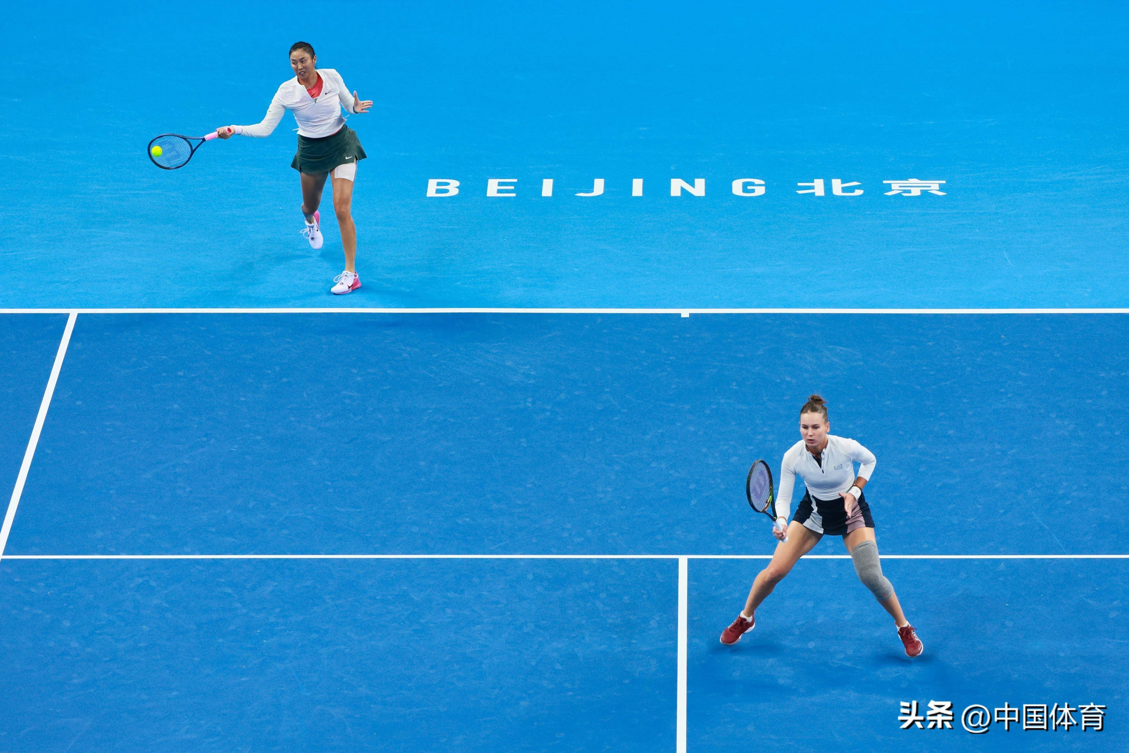 网球选手在双打比赛中携手登顶领奖台 网球选手在双打比赛中携手登顶领奖台