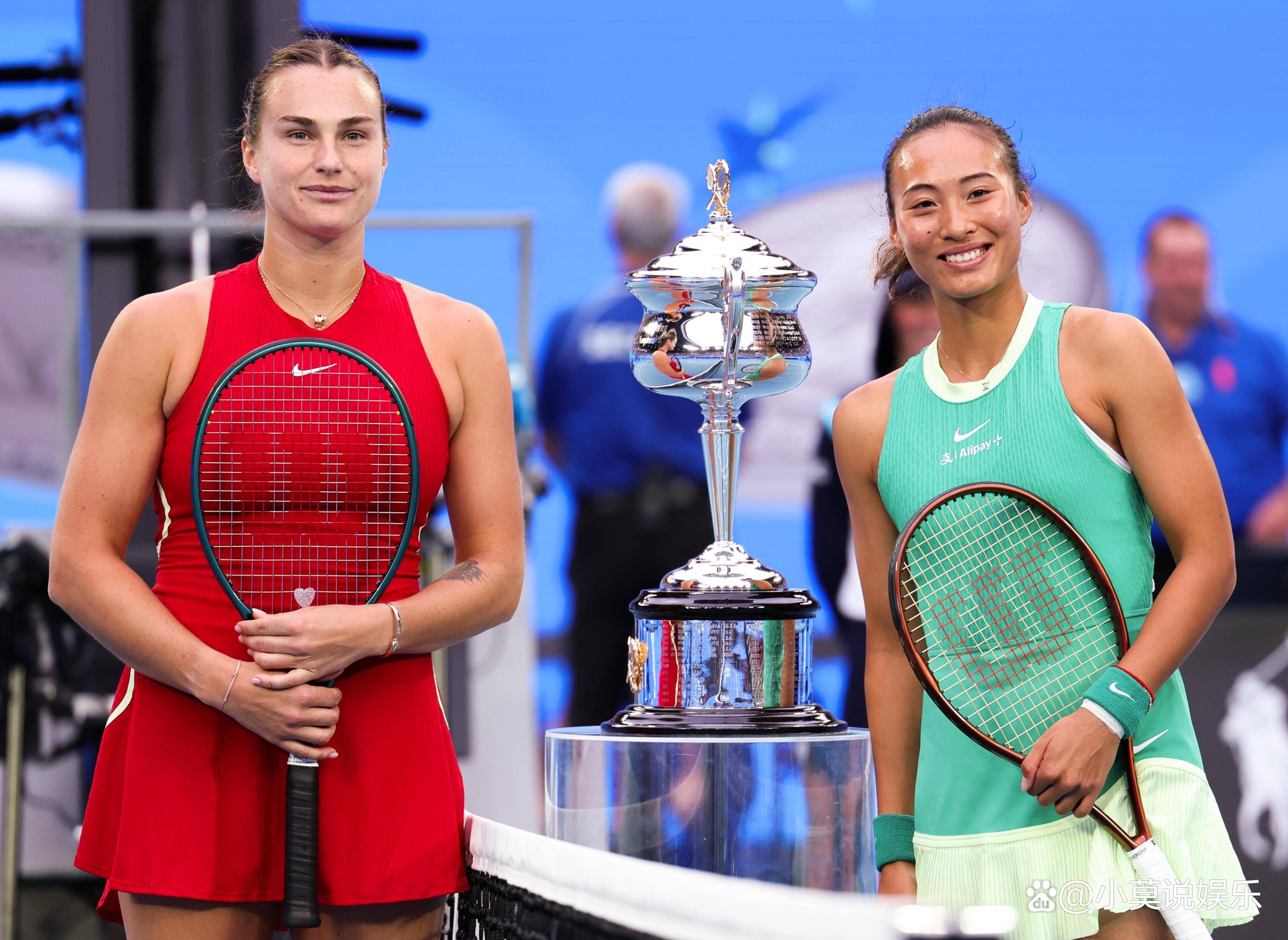 网球选手在双打比赛中携手登顶领奖台 网球选手在双打比赛中携手登顶领奖台