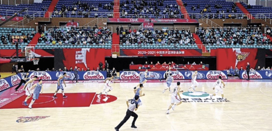 欧盟杯赛场观众热情似火,场面火爆 欧盟杯赛场观众热情似火,场面火爆