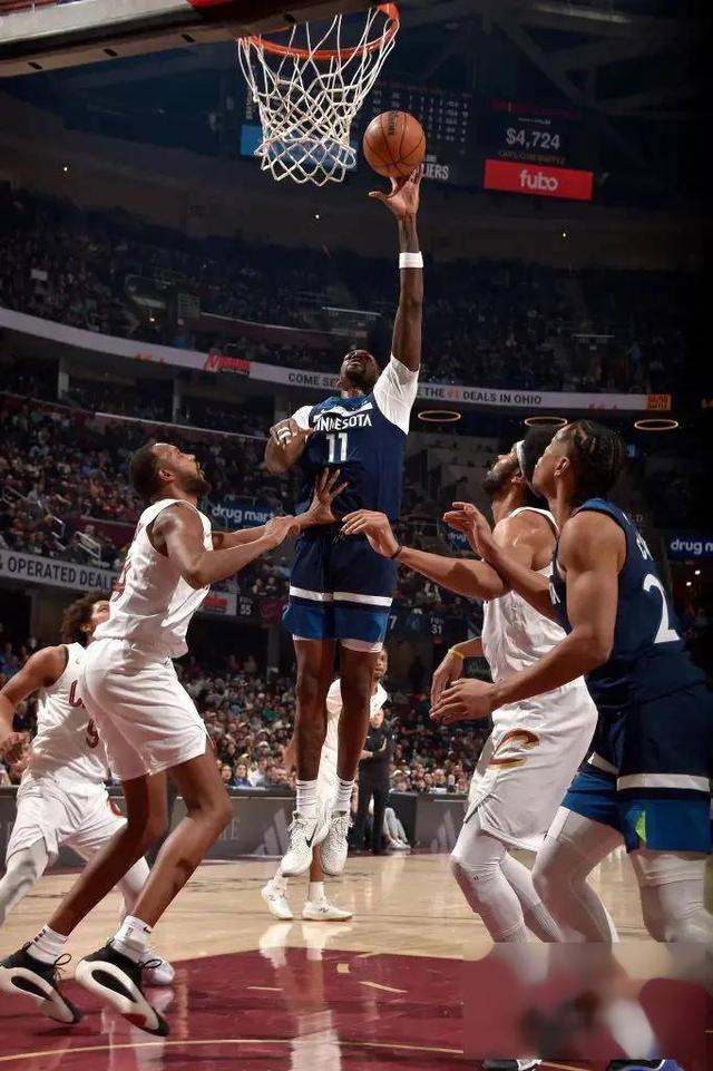 勇士队后场配合默契,实现逆转胜利 勇士队后场配合默契,实现逆转胜利