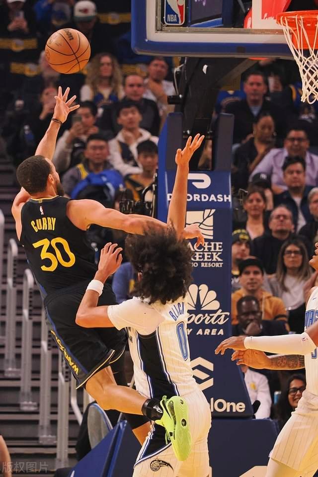 勇士队后场配合默契,实现逆转胜利 勇士队后场配合默契,实现逆转胜利