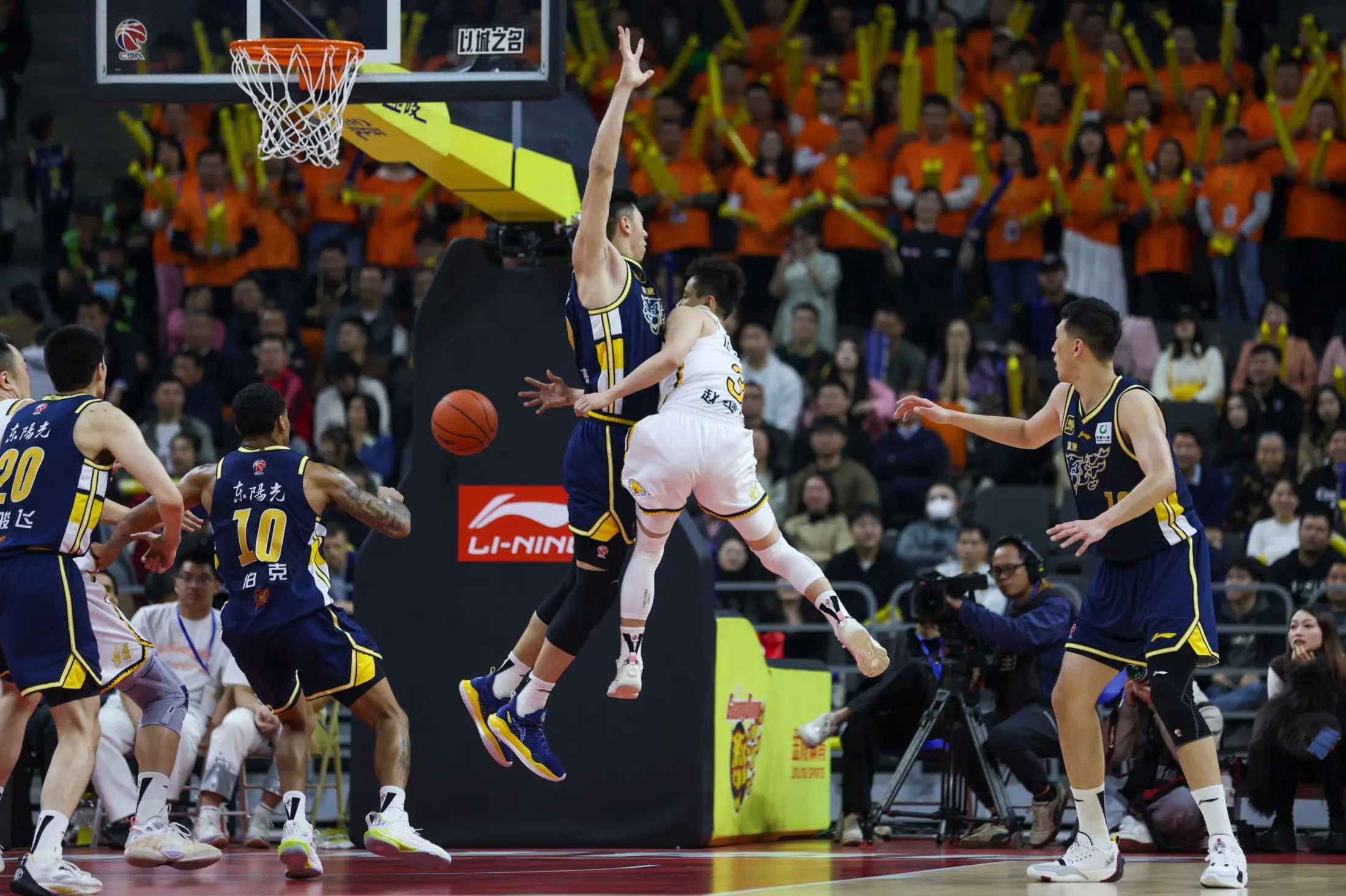 联赛中一场悬念重重的胜负大战 联赛中一场悬念重重的胜负大战