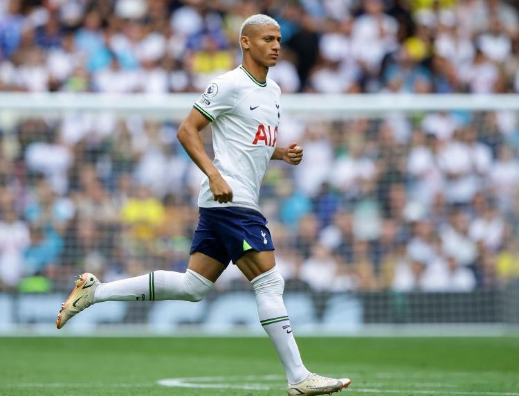 关于热刺前锋突破防线：疾风般速度引领攻势的信息