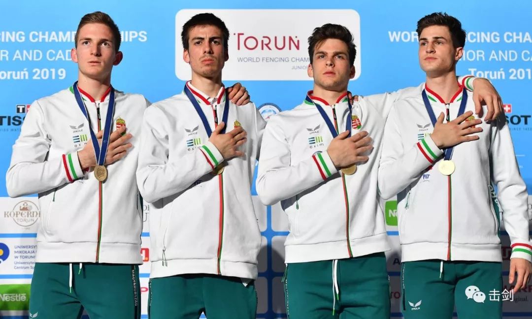 捷克击剑选手战胜对手，晋级四强