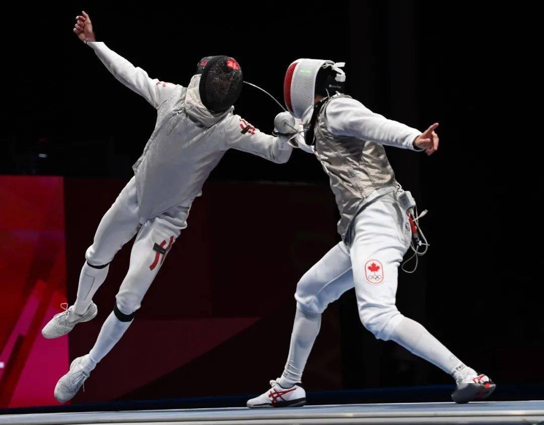 捷克击剑选手战胜对手，晋级四强