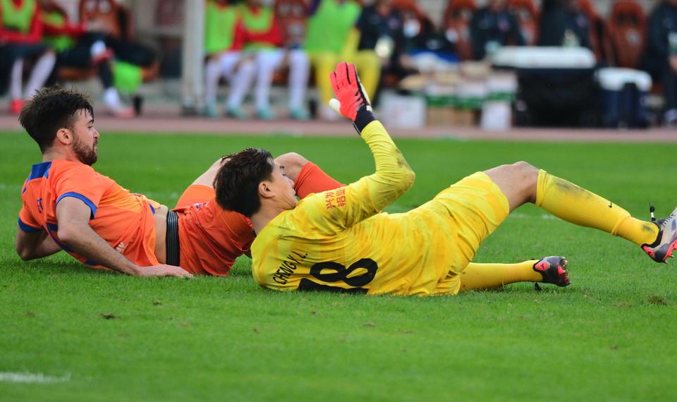 奋力拼搏！东亚区球赛队员卯足力气的简单介绍