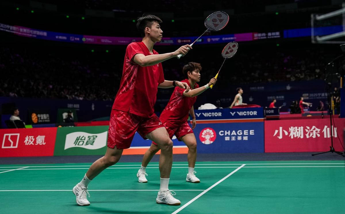 包含复赛首日，弗吉尼亚步行者队取得开门红胜利的词条