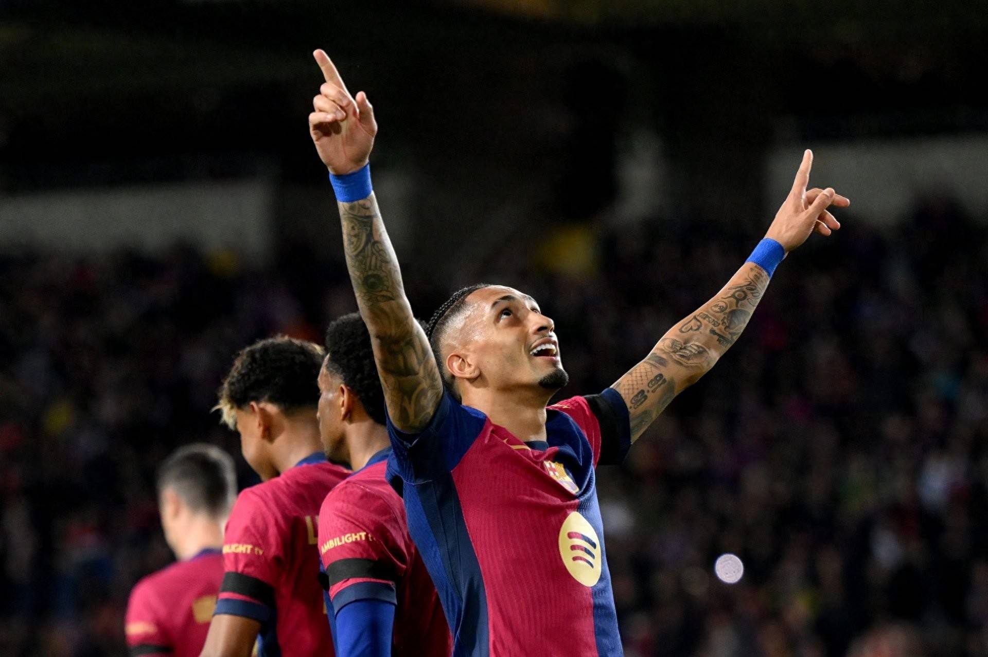 包含巴萨中场组织稳定，助球队连胜的词条