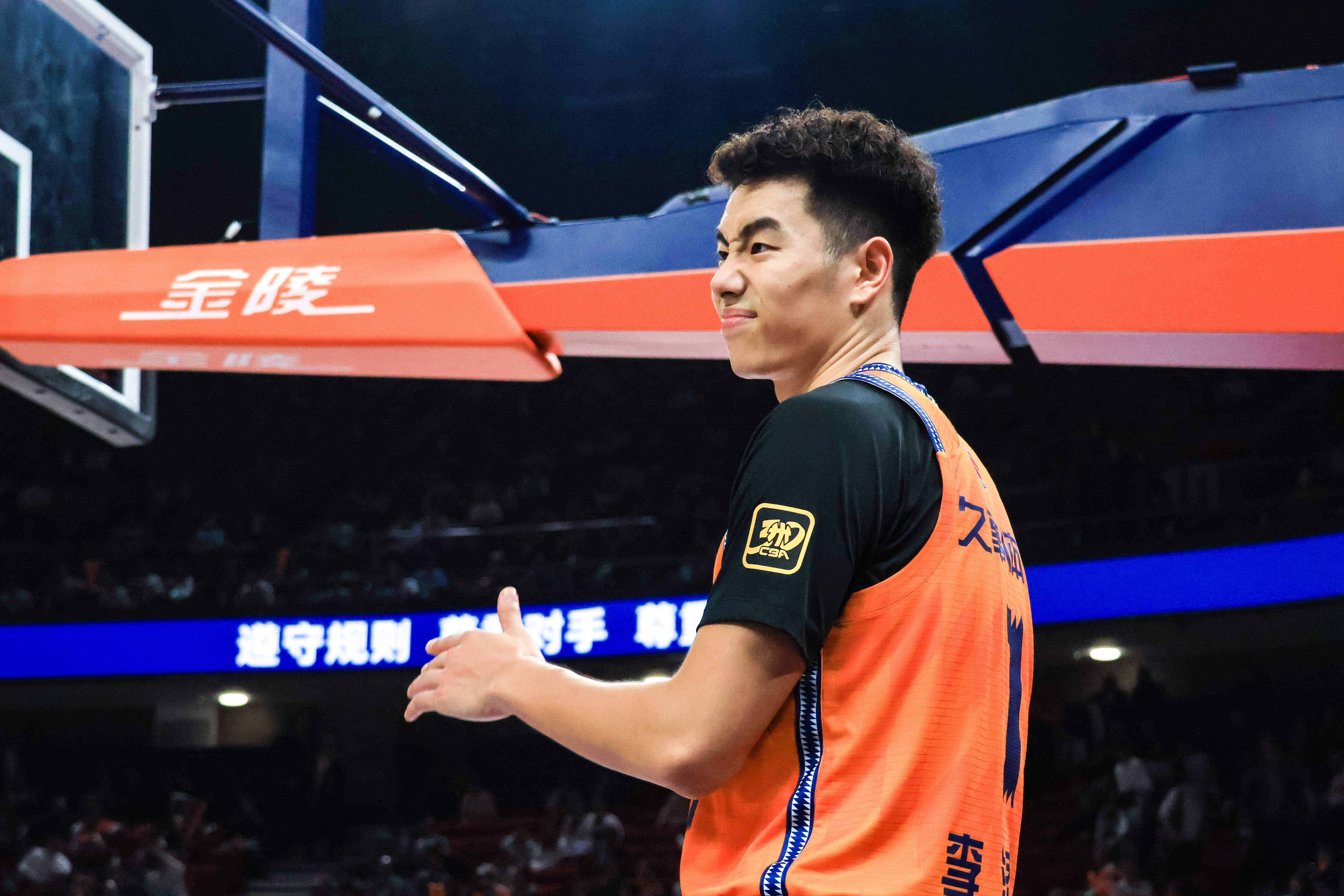 上海男篮强势登顶，意气风发佳绩