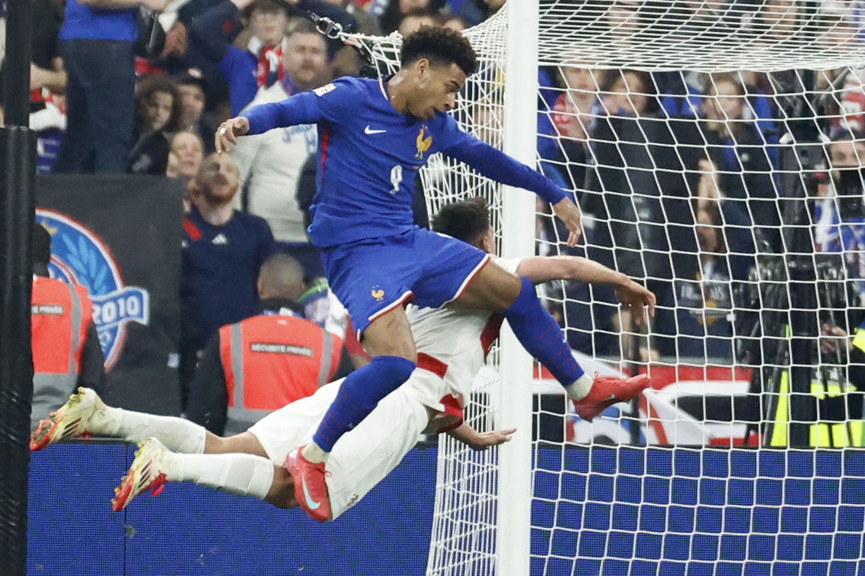 包含欧洲足球联赛强队对决，硝烟弥漫的词条