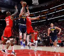 勇士大胜火箭,取得西部半决赛1-0领先 勇士大胜火箭,取得西部半决赛1-0领先